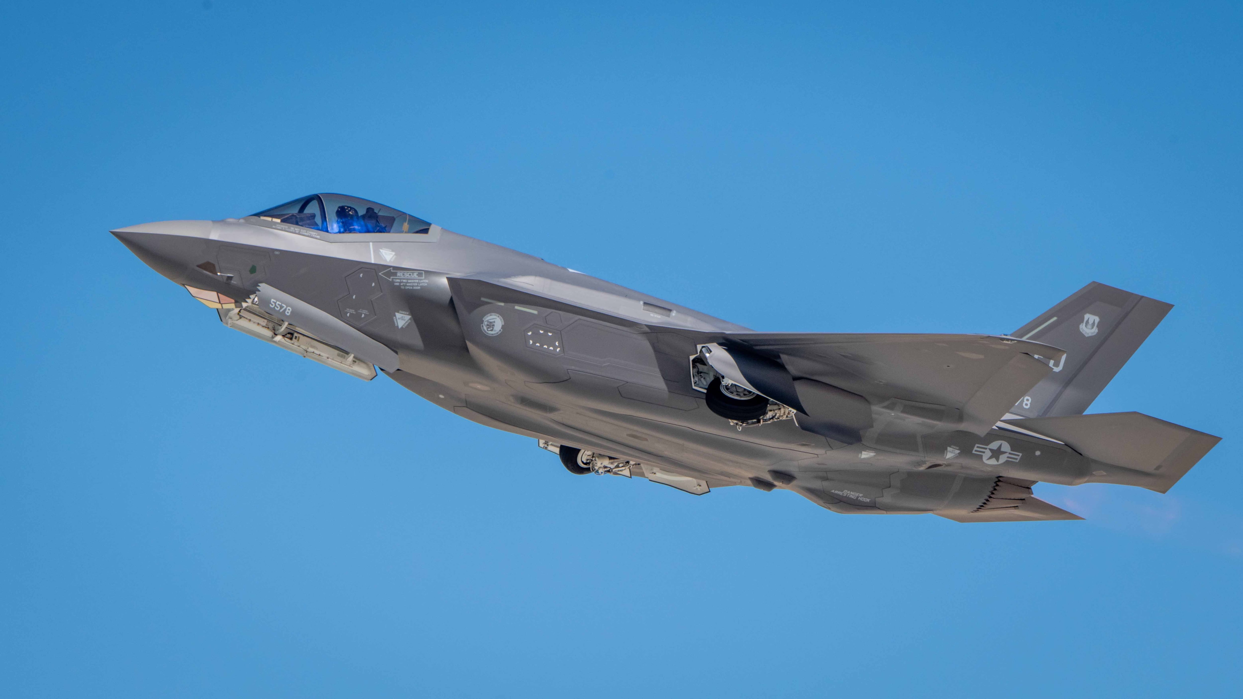 Air Force F 35 fighter jet crashes in Utah pilot safely ejects