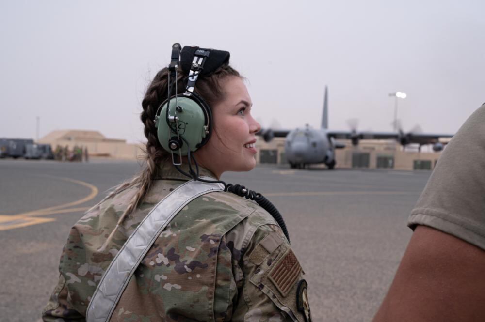 Senior Airman Alexandra Koch, an electronic warfare systems journeyman with the 41st Expeditionary Electronic Combat Squadron, speaks with an airman at Ali Al Salem Air Base, Kuwait, March 8, 2022. (Senior Airman Daira Jackson/Air Force)